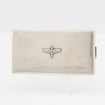Amerikanskt cigarettetui i silver med gravyr från andra världskriget.