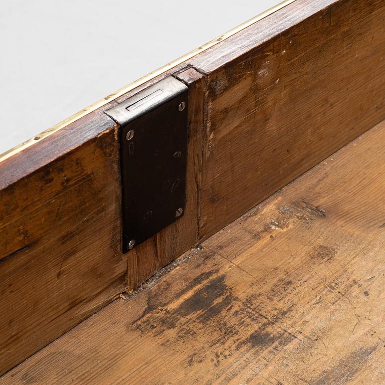 A late Gustavian commode in the manner of J. M. Beurling (1777-1803).