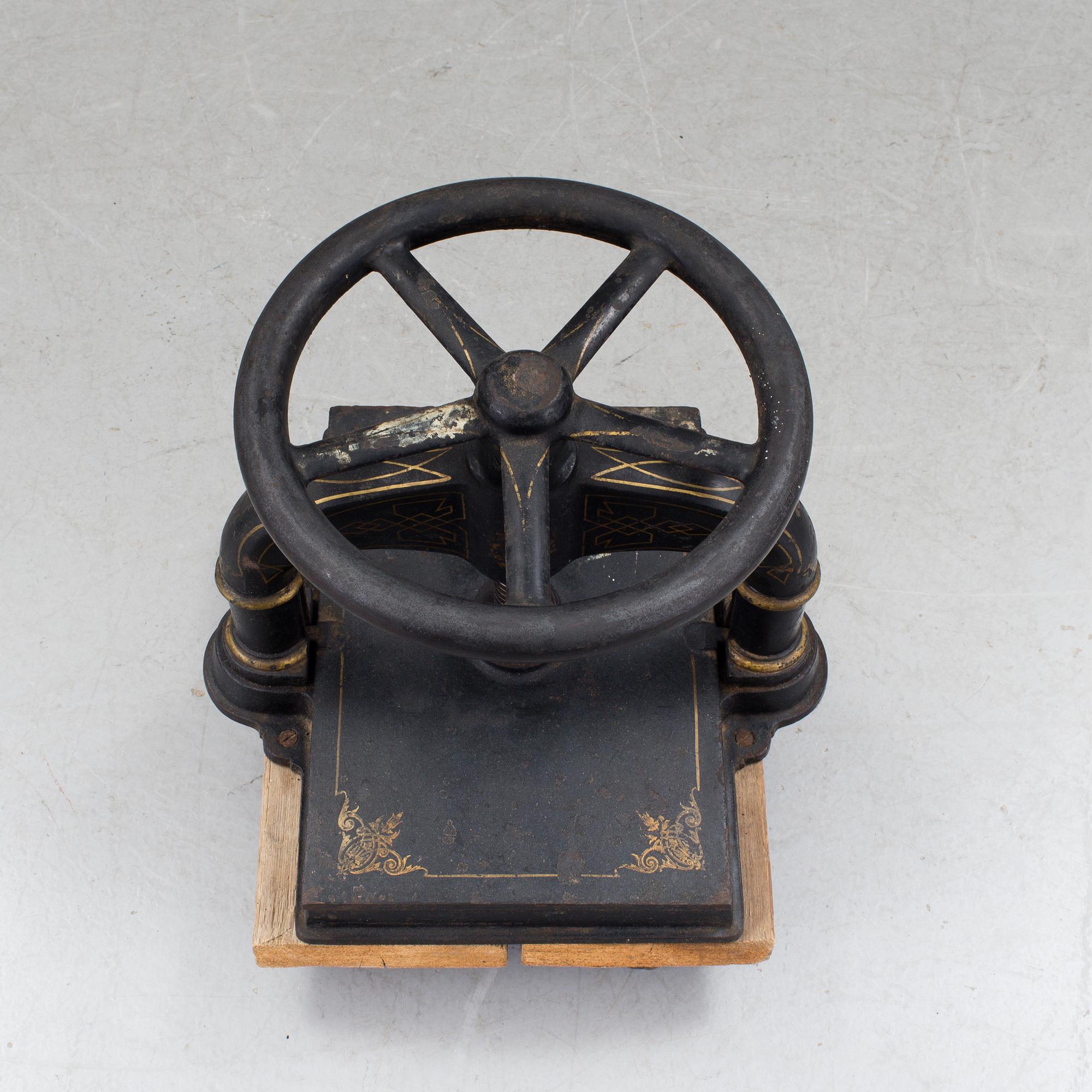 PLANT PRESS / BOOK PRESS, cast iron, around the year 1900.