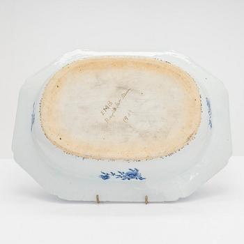 A family crest decorated export porcelain dish, China, Jiaqing (1795-1820).