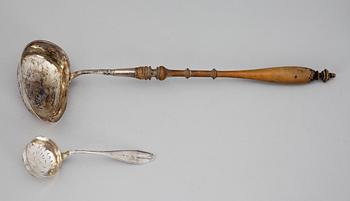 SOCKERSTRÖARE samt SOPPSLEV, silver, bla Jakob Ulrik Flohr, Göteborg, 1828. Total silvervikt 153 g.