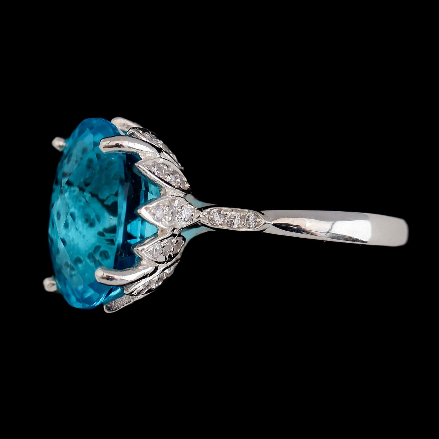 RING, vitguldsoläterat sterlingsilver, blå topas ca 8.65 ct, vita safirer tot ca 0.42 ct.