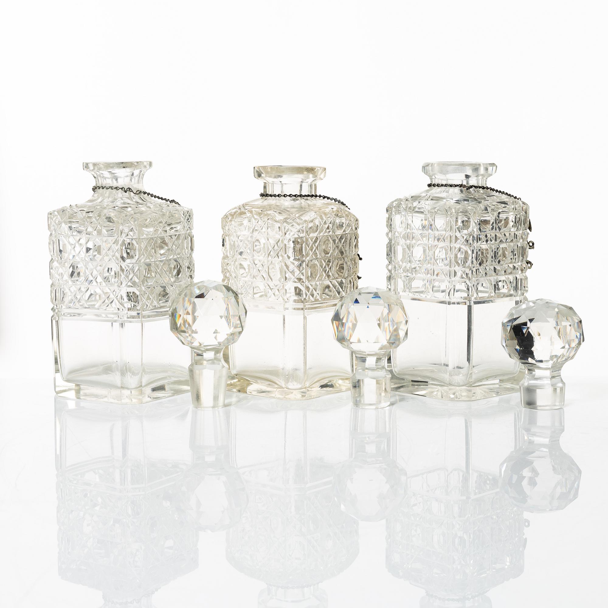 A wooden box with three glass flasks, Birmingham, circa 1900.