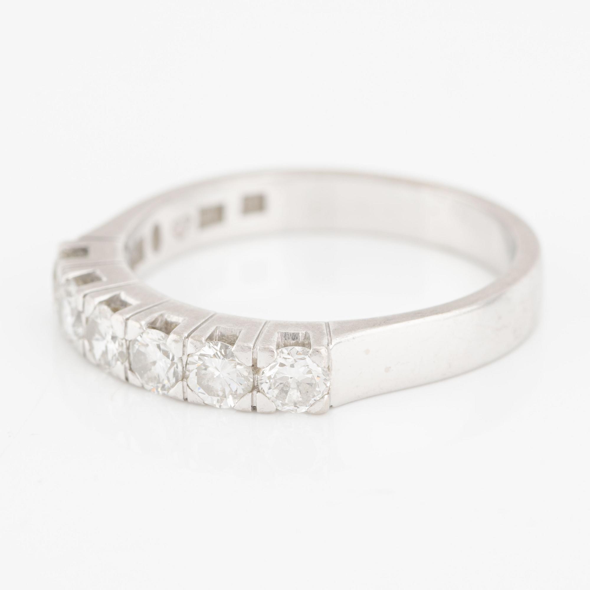 Ring, halvallians, 18K vitguld med briljantslipade diamanter totalt 0.75 ct enligt gravyr.
