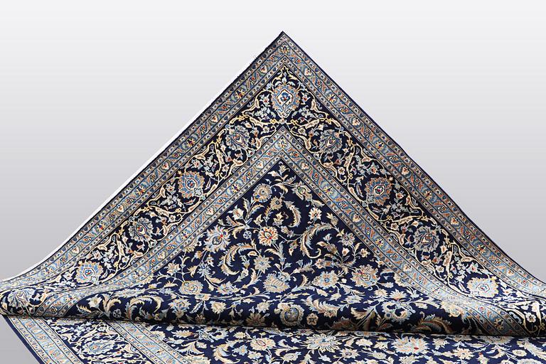 A carpat, Kashan signed Reza Torshi, ca 370 x 250 cm.