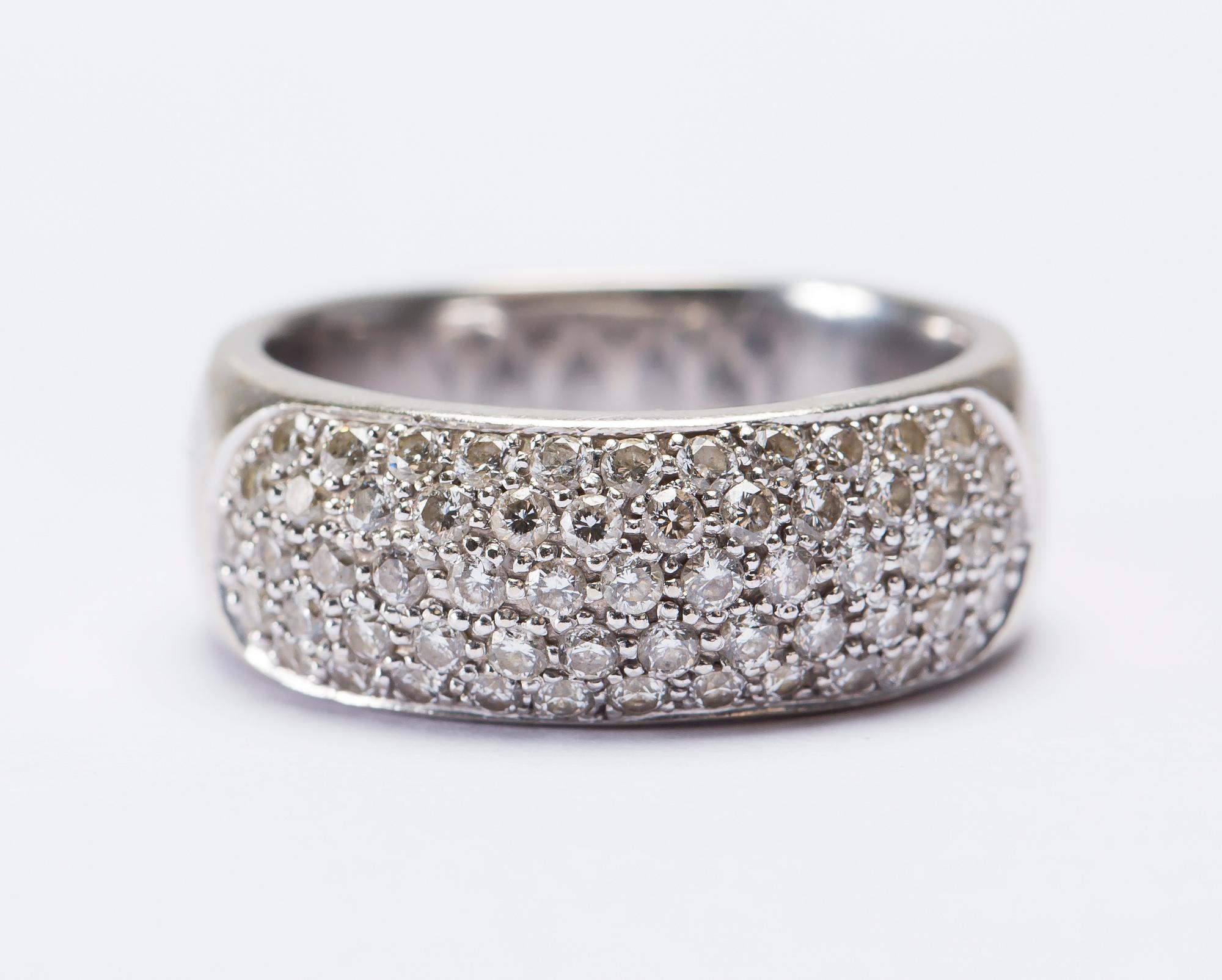 RING, 14 k vitguld med briljantslipade diamanter, totalt ca 1.00 ct. Vikt ca 9 g.