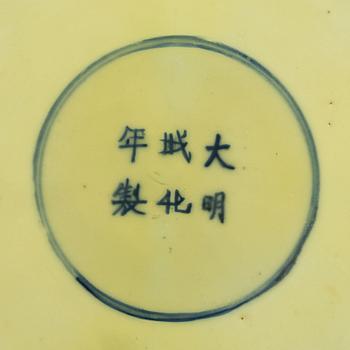 A large Chinese famille verte dish, Qing dynasty, Kangxi (1662-1722).