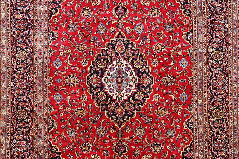 A carpet, Kashan, ca 357 x 245 cm.