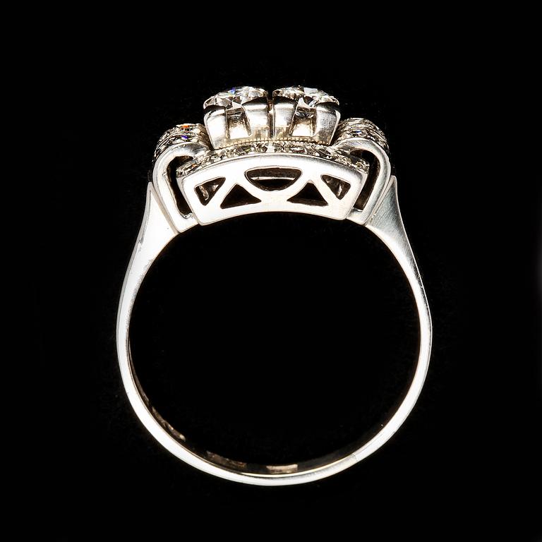RING, 18 k vitguld med 24 st briljantslipade diamanter, G Dahlgren & Co, 1940, Malmö, tot ca 0,96 ct.
