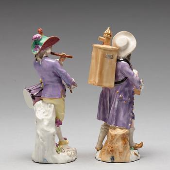 Two porcelain figurines of musicians, after Meissen, 19th Century.