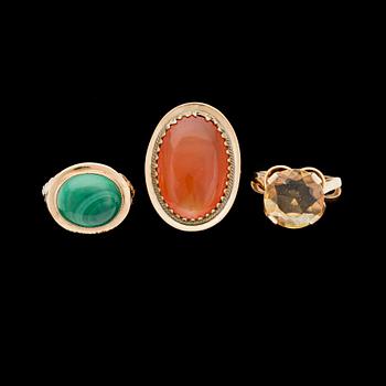 RINGAR, 3 st, 18k guld med citrin, malakit och carneol, bl a 1952-56.