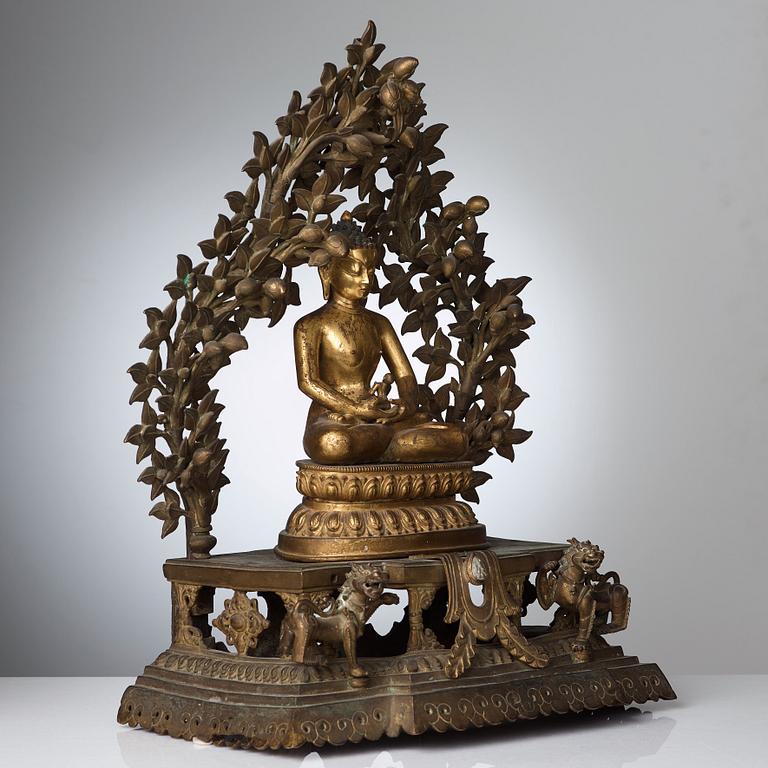 BUDDHA på hög TRON med MANDORLA, förgylld och patinerad kopparlegering. Nepal, 17/1800-tal.