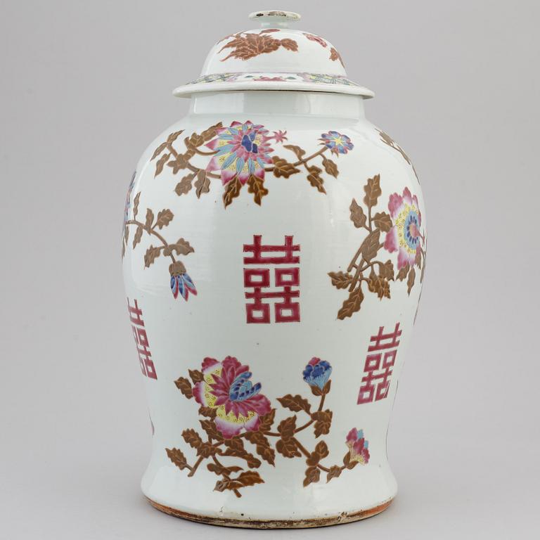 A large famille rose vase with cover, Qing dynasty, ca 1900.