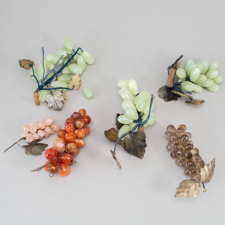 DRUVSKULPTURER, nefrit, rosenkvarts, bergkristall samt rödaktig sten. Kina, 1900-tal.