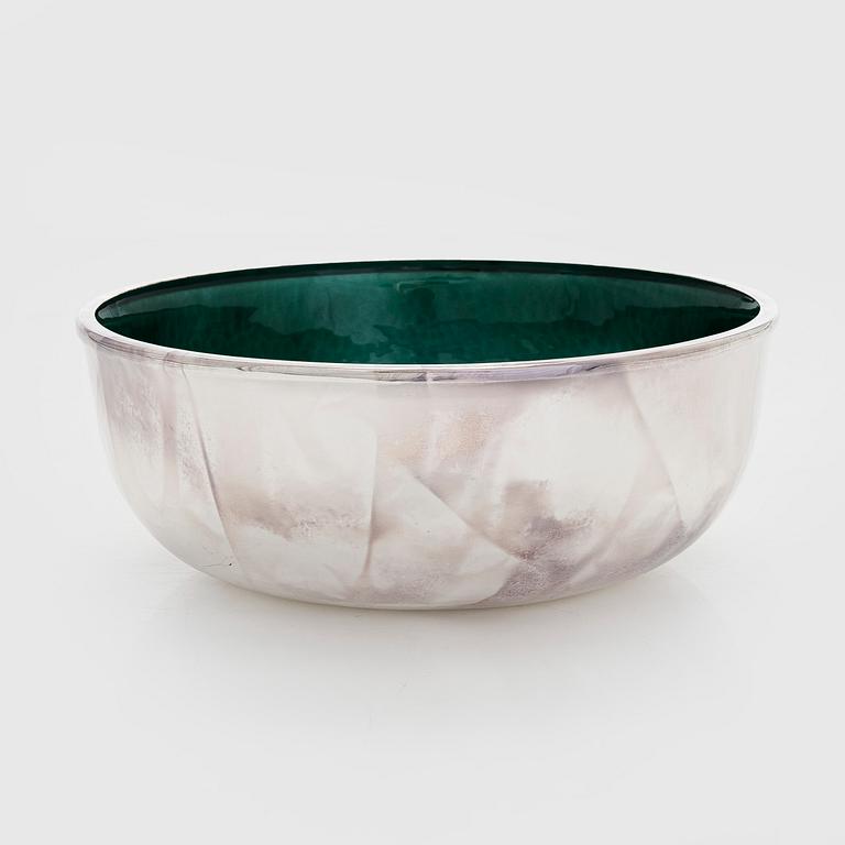 A. Tillander, skål, sterlingsilver och emalj, Åbo 2005.