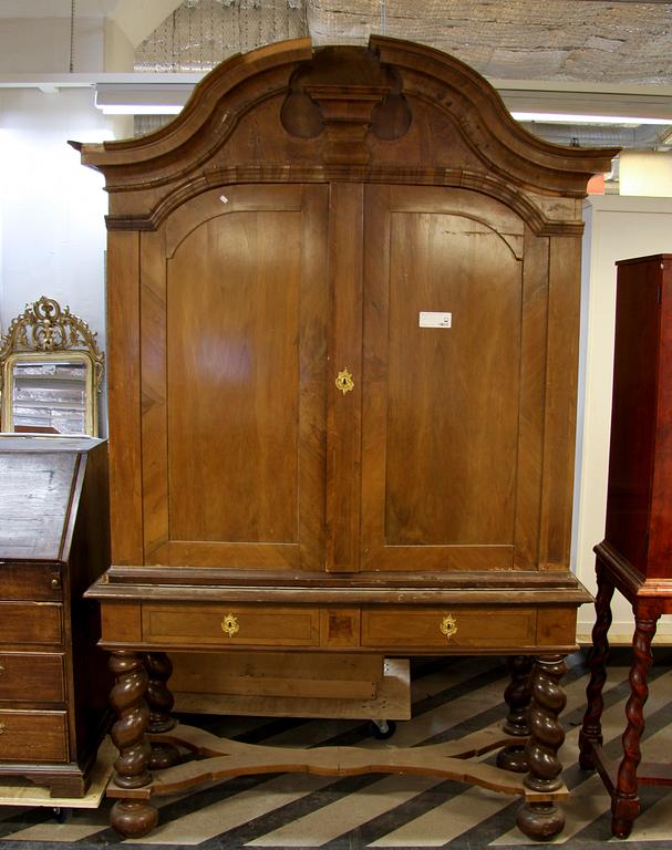 SKÅP. Delvis Rokoko, 1700-tal.