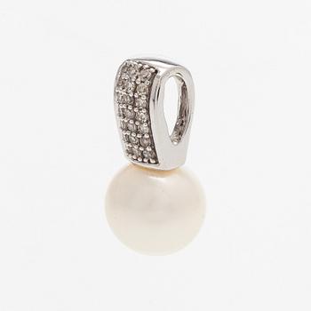 Hänge, odlad pärla, åttkantslipade diamanter, 14K vitguld.