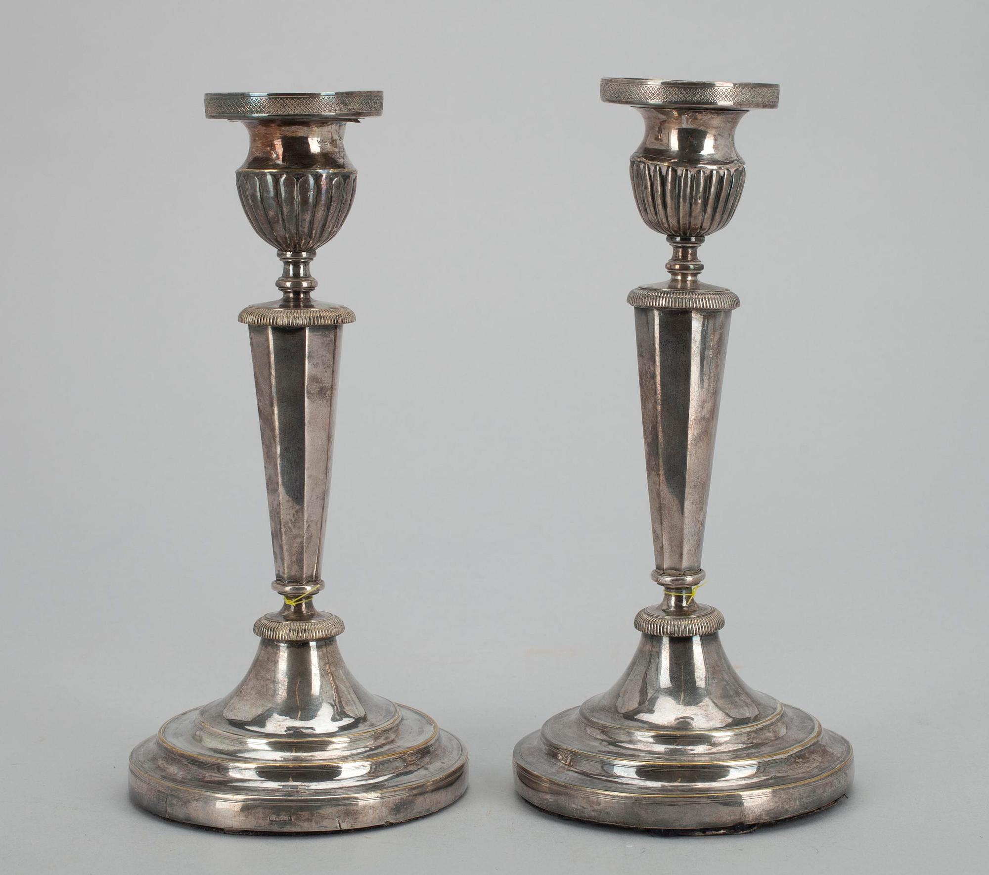 LJUSSTAKAR, ett par, försilvrad mässing, 1800-talets första hälft.
