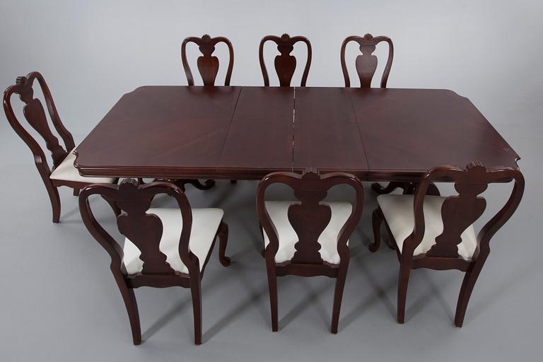 A SET OF 7 ROKOKO-STYLE DINING CHAIRS AND A TABLE, 20th century.
