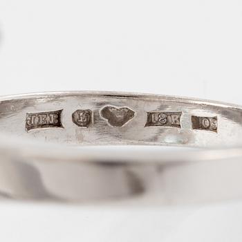 A ring in 18K white gold with a aquamarine and a round brilliant-cut diamond.