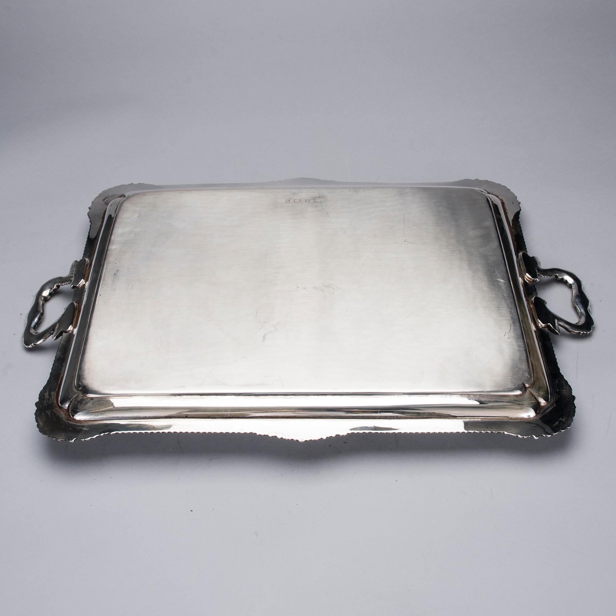 BRICKA, sterlingsilver, William Aitken, Birmingham, England 1912. Vikt ca 3700 g.