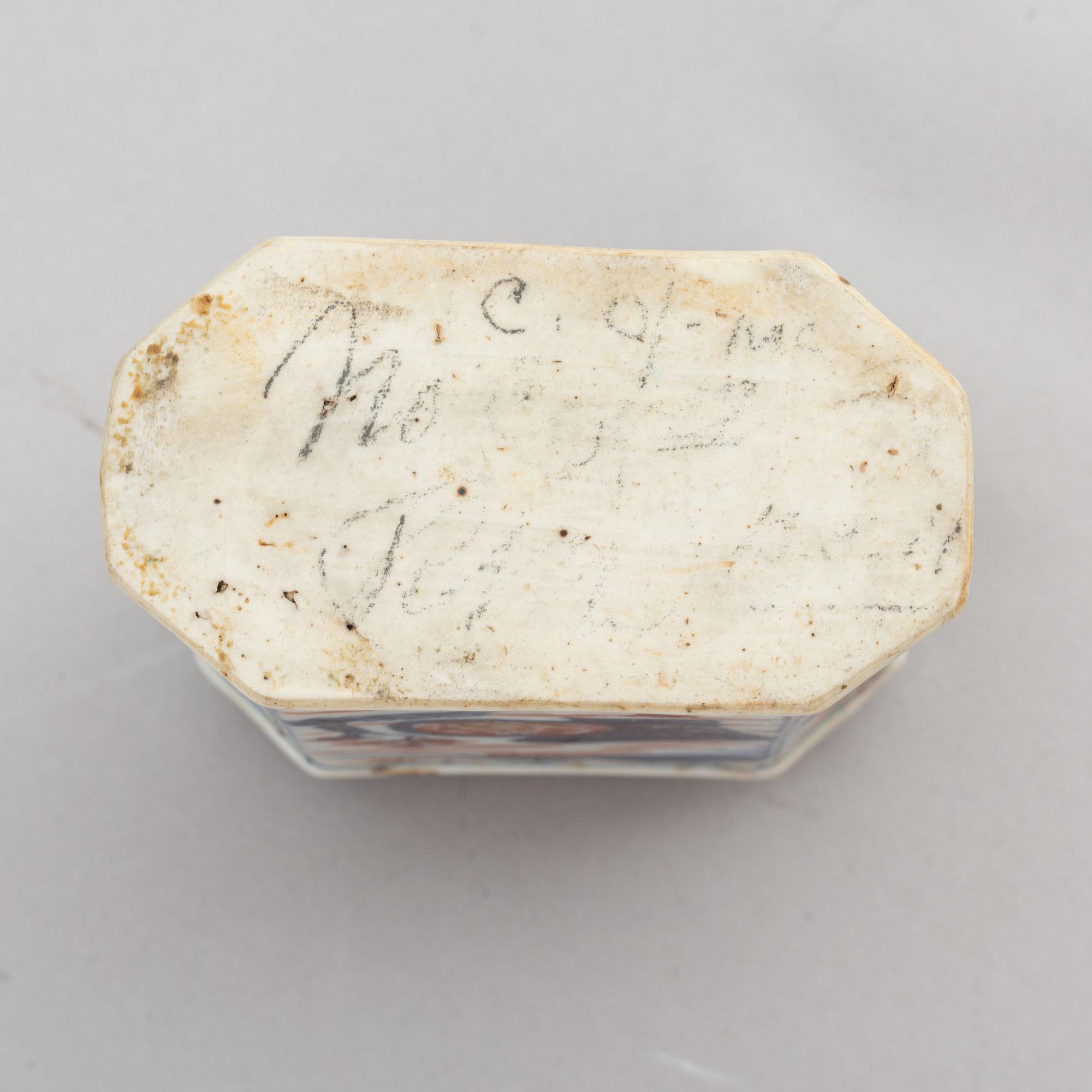 An Chinese 'Imari' porcelain tea caddy, Qing dynasty, Kangxi (1662-1722).