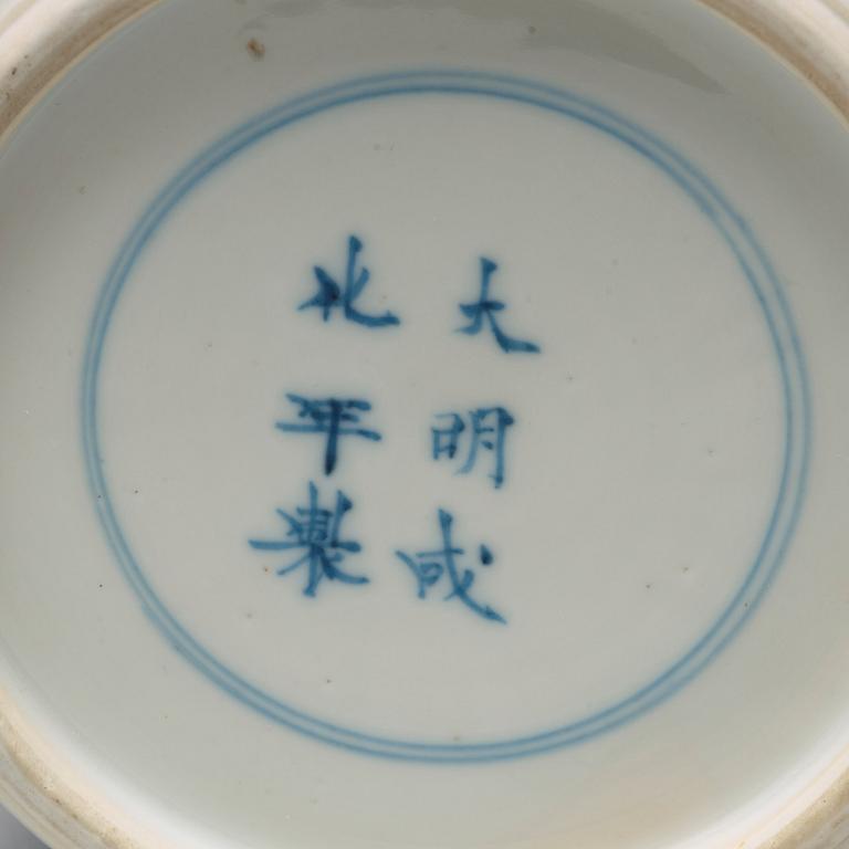 A blue and white Transitional brush pot, 17th Century with Chenghua mark.