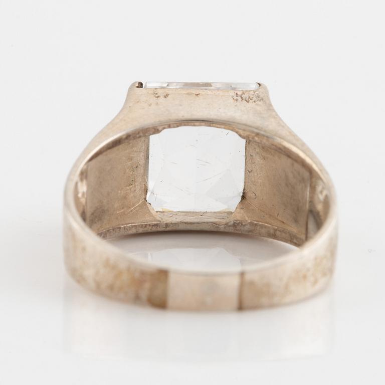 Gustaf Dahlgren & Co, ring silver med syntetisk vit spinell.