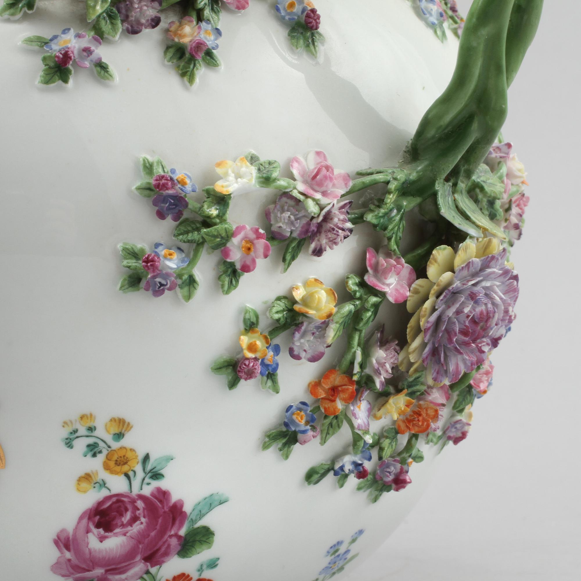 URNA MED LOCK, porslin, rokokostil, Meissen-liknande märke, 1900-tal.