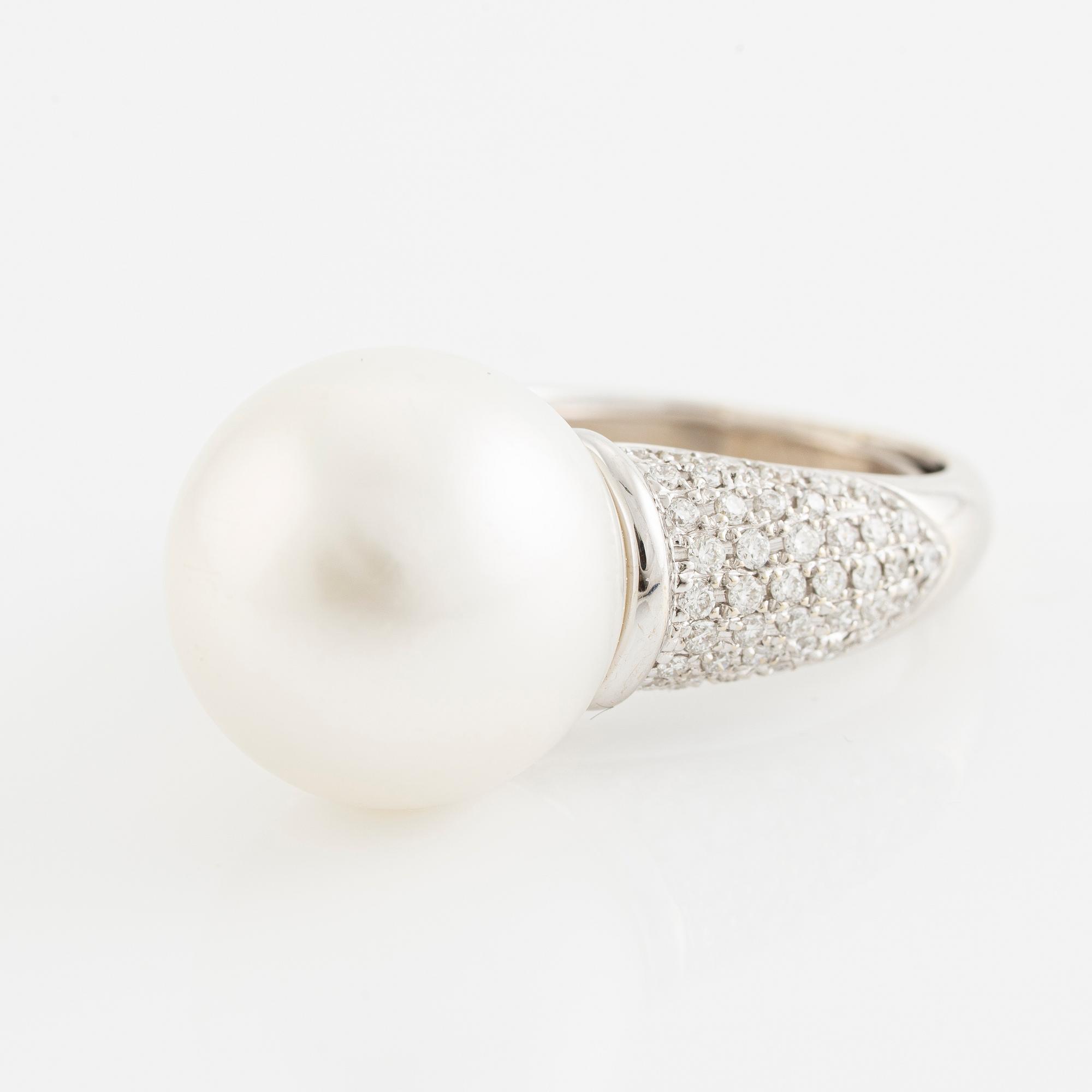 Ring, cocktail ring 18K white gold with a cultured South Sea pearl and brilliant-cut diamonds.