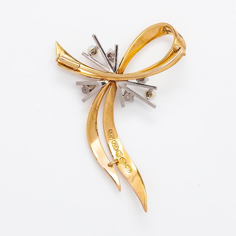An 18K gold brooch with cultured pearls and ca. 0.30 ct diamonds. Westerback, Helsinki 1967.