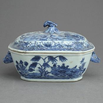 SMÖRTERRIN, porslin, Kina, Qianlong (1736-95).