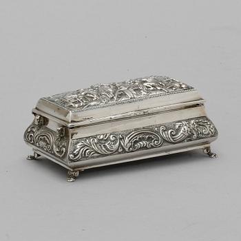 ASK MED LOCK, silver, utländska stämplar, 1900-tal. Vikt ca 320 g.