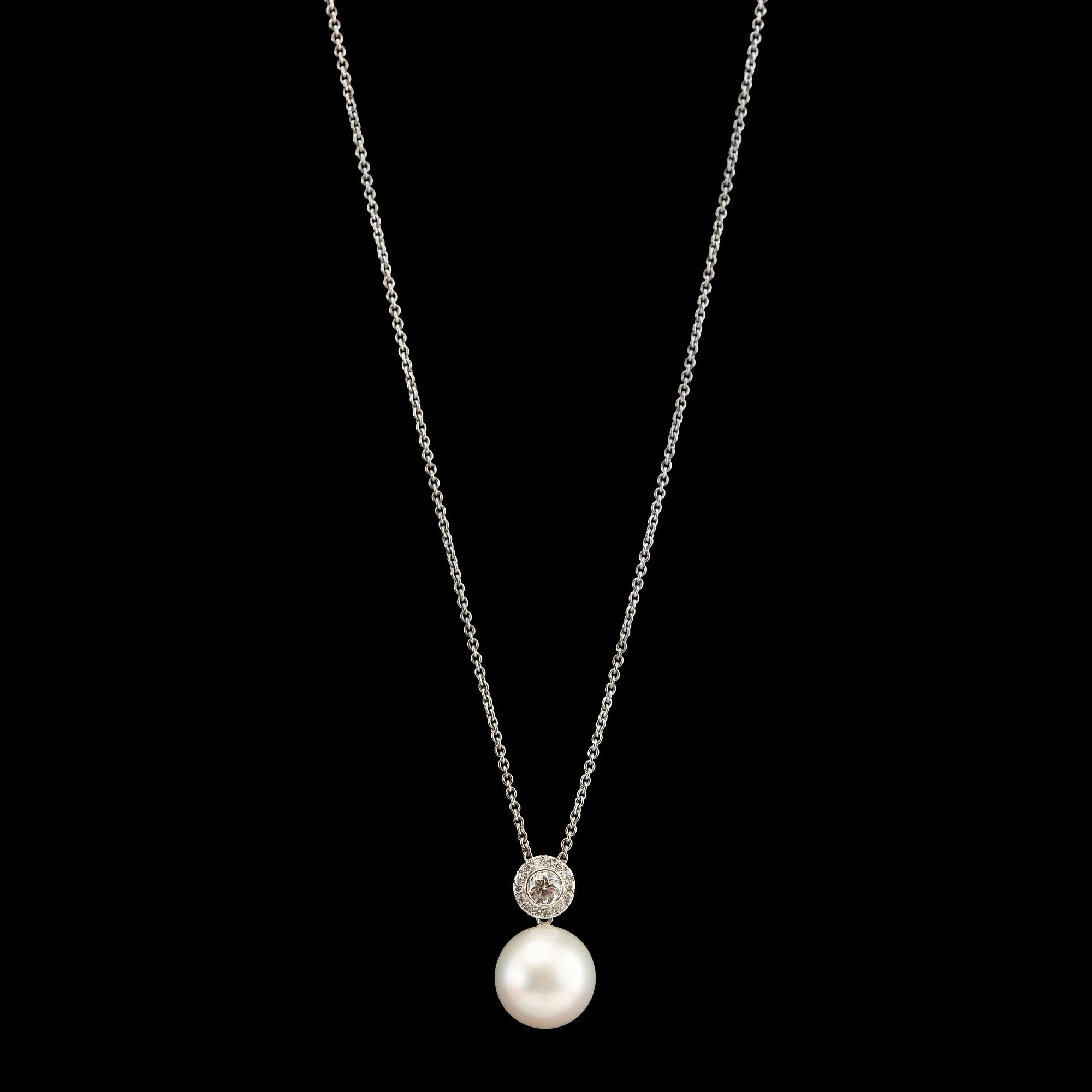 RIIPUS, Kim Wempe. Etelänmerenhelmi 13 mm, briljanttihiottuja timantteja n. 0.5 ct. 18K valkokultaa. Ketju 44 cm.