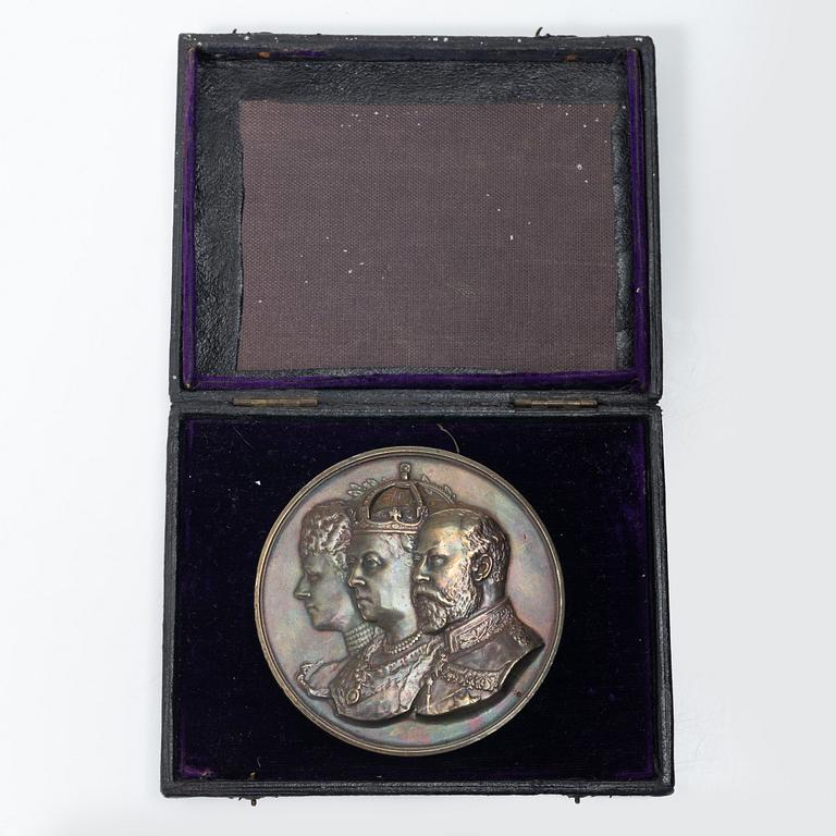 A bronze medal by Frank Bowcher commemorating the opening of Tower Bridge '1894'.