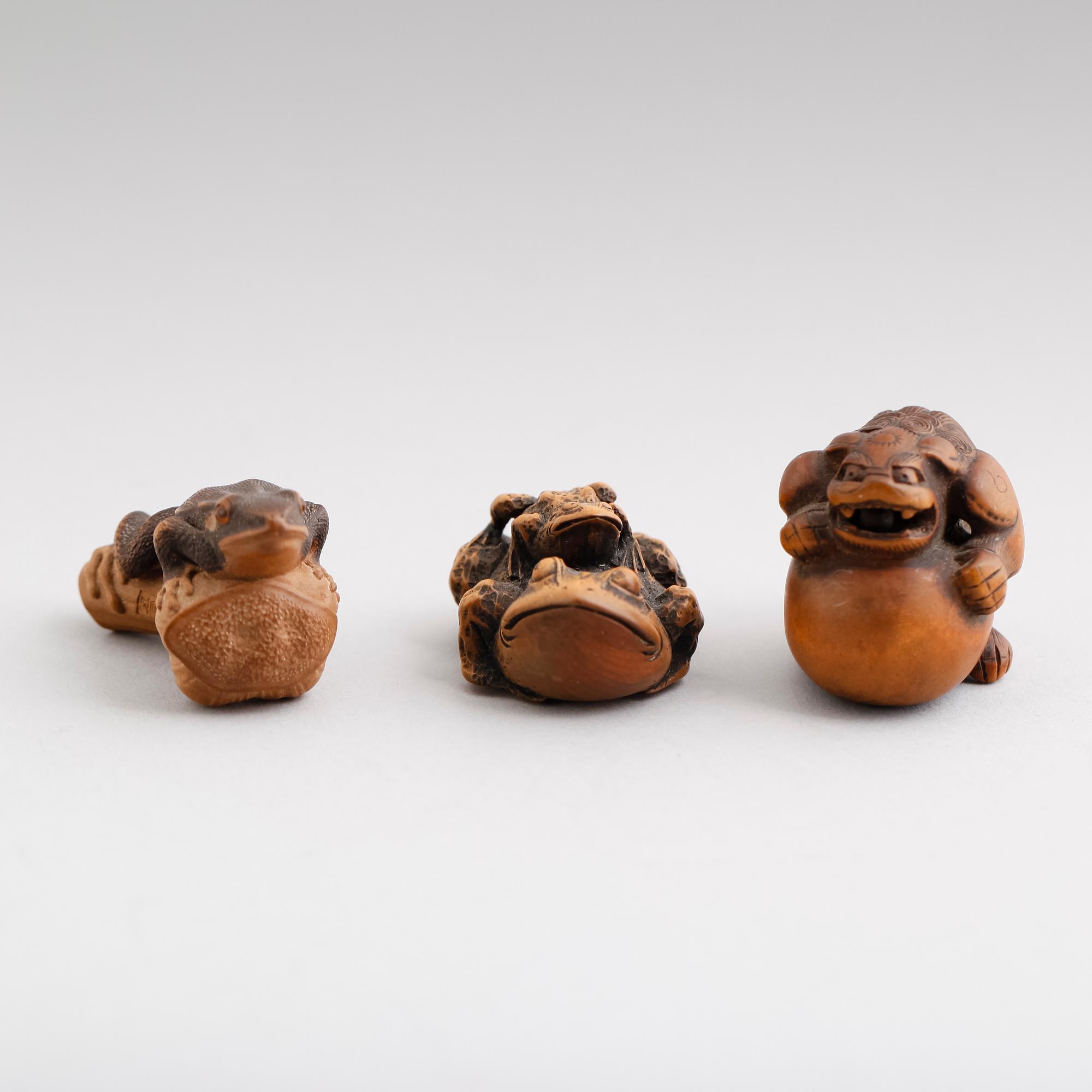 NETSUKES, 3 st, skuret trä, Japan, 2 signerade, Meji (1868-1912).