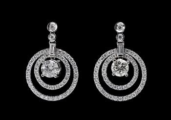 A PAIR OF EARRINGS, brilliant cut diamonds c. 2.20 ct. Weight 5,7 g.