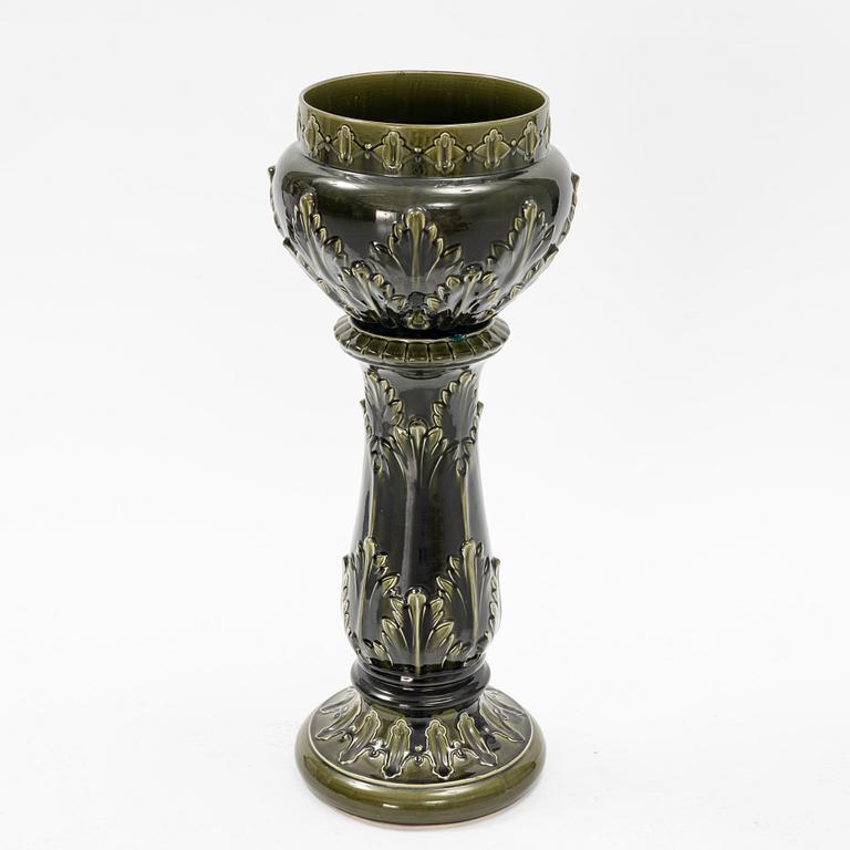 A  ceramic pedestal with flowerpot from around the year 1900.