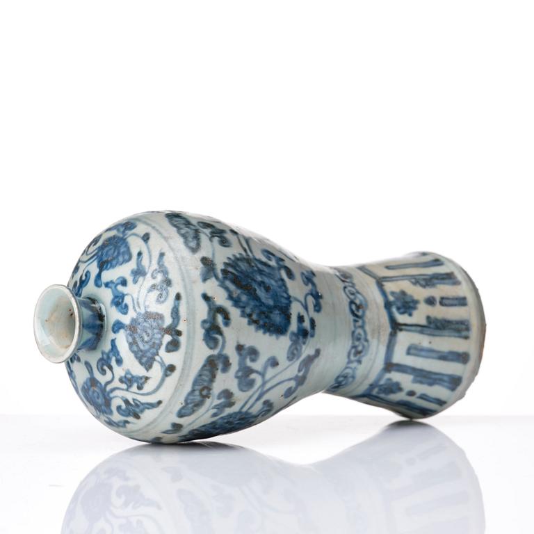 A blue and white Meiping vase and a bowl, 16th Century.