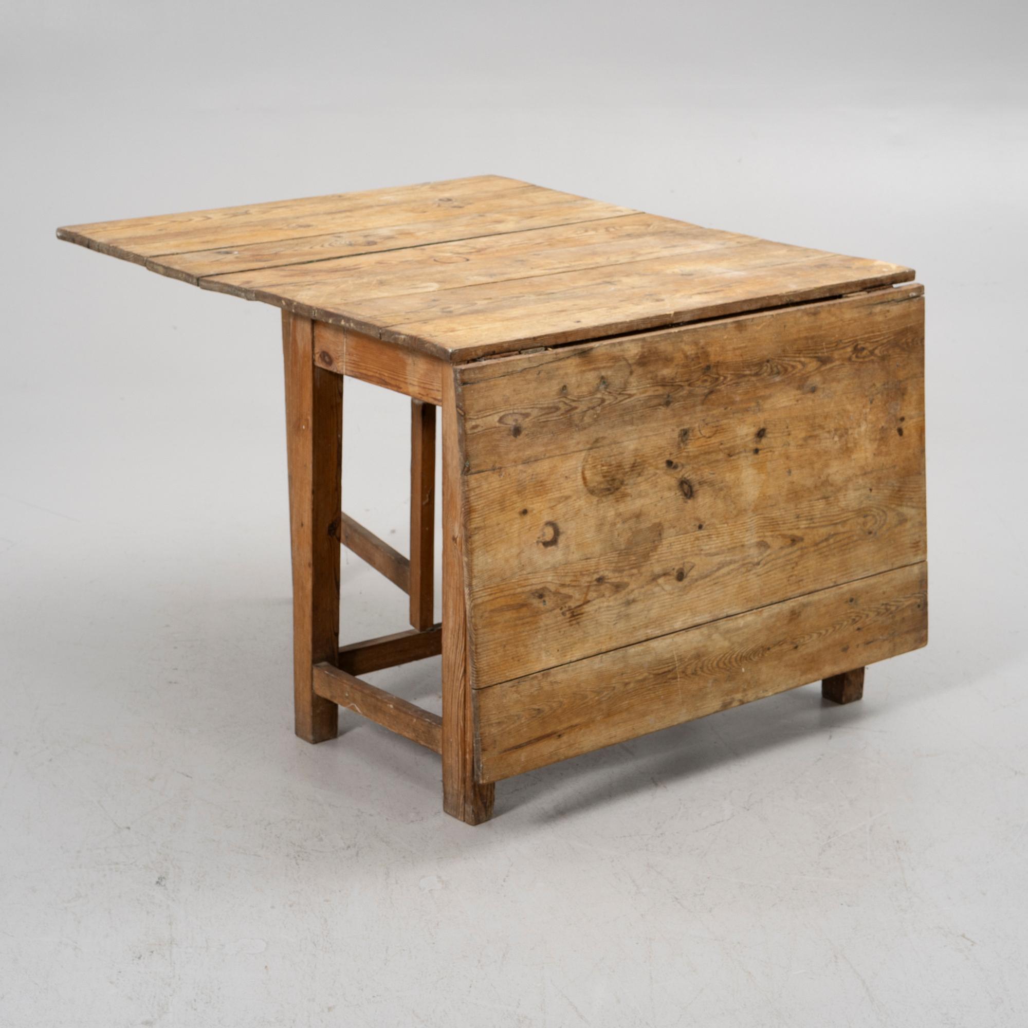 Drop-leaf table, 19th century.