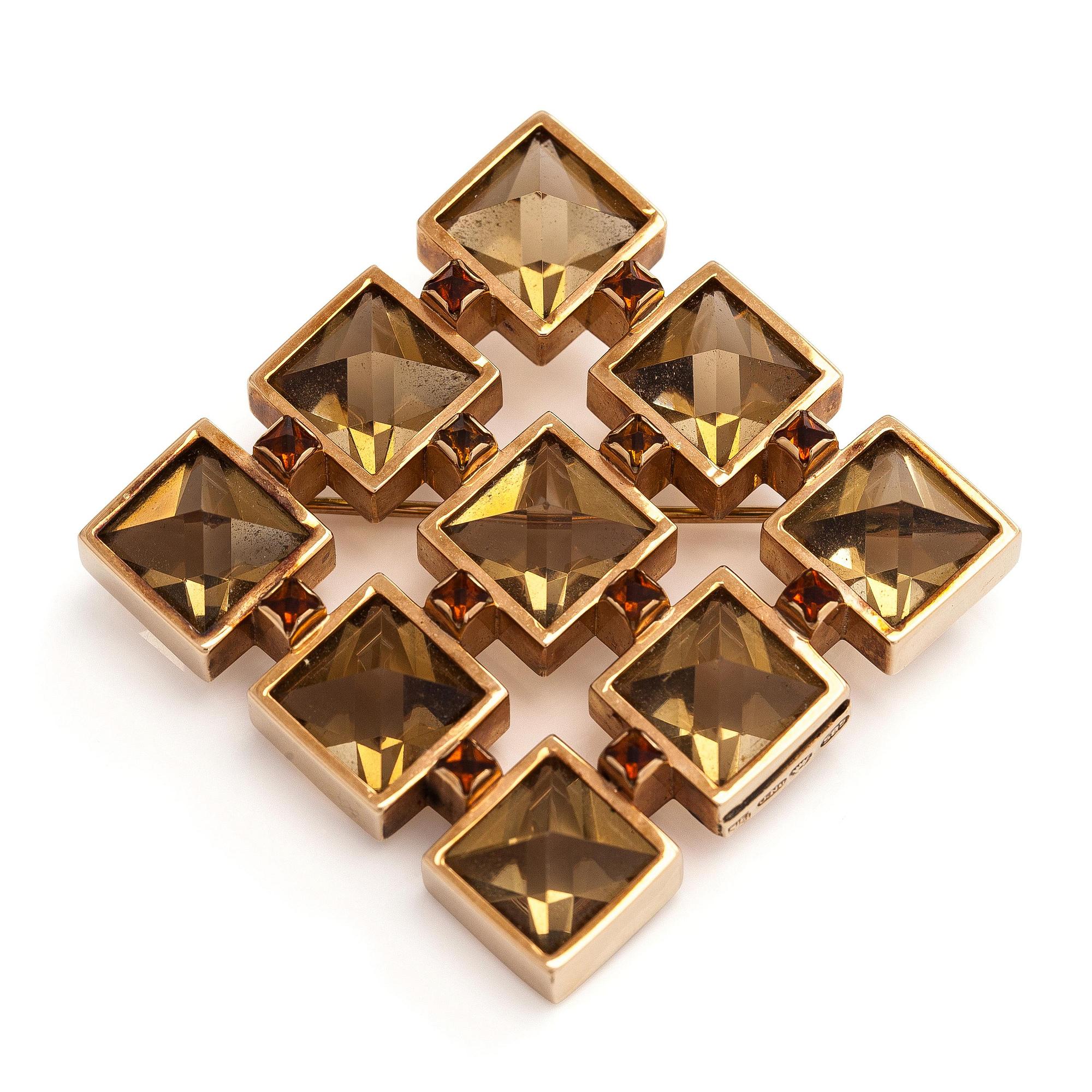 Olavi Nupponen, brosch, fasettslipade rökkvartser och granater, 14K guld, Kaunis Koru.