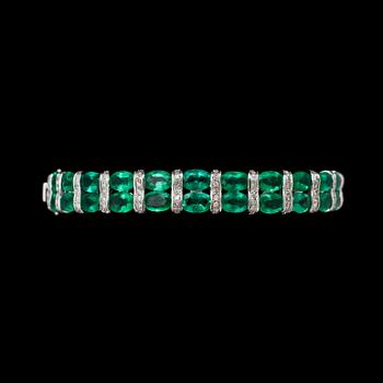 1088. An emerald, tot. 9.38 cts, and brilliant cut diamond bangle, tot. 0.72 cts.