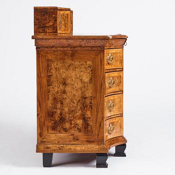 A Fredrik I late baroque burr alder-veneered commode, first part of the 18th century.