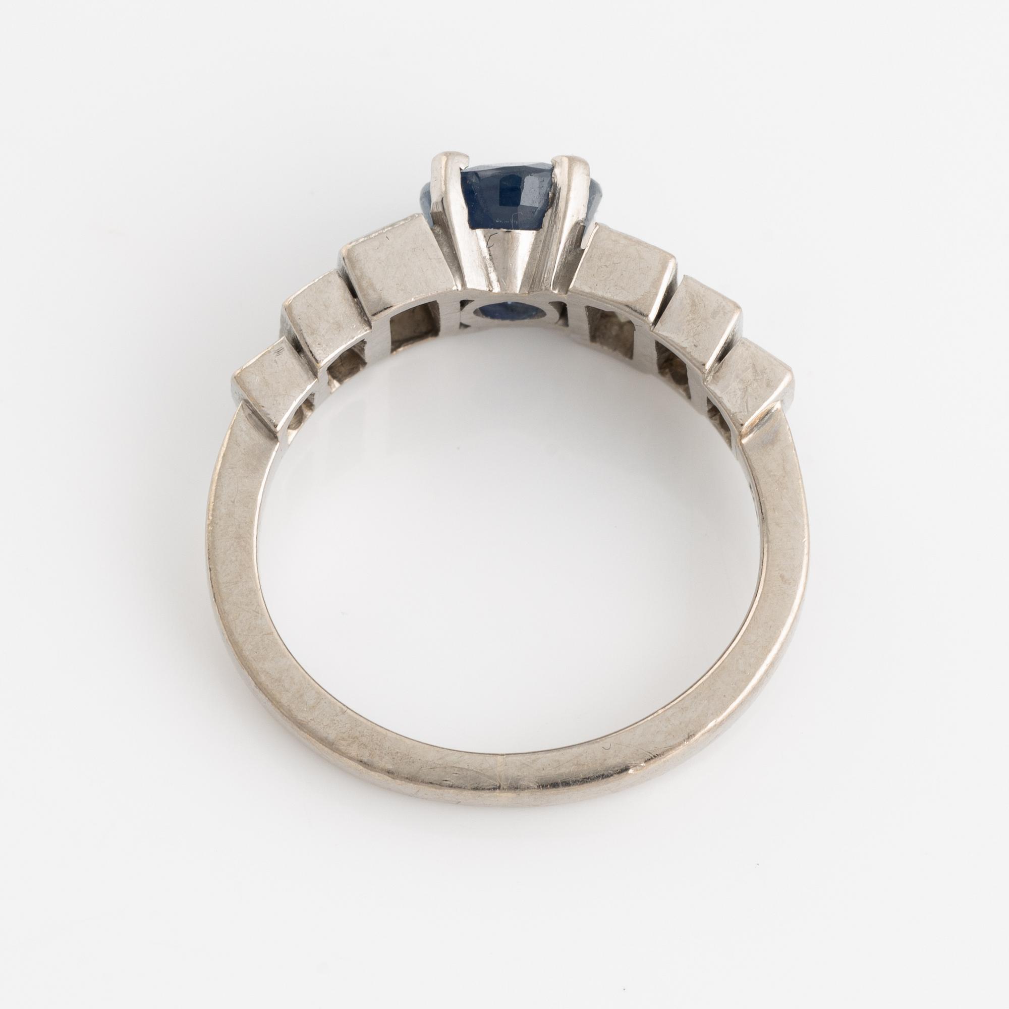 Ring med oval safir och prinsesslipade diamanter.