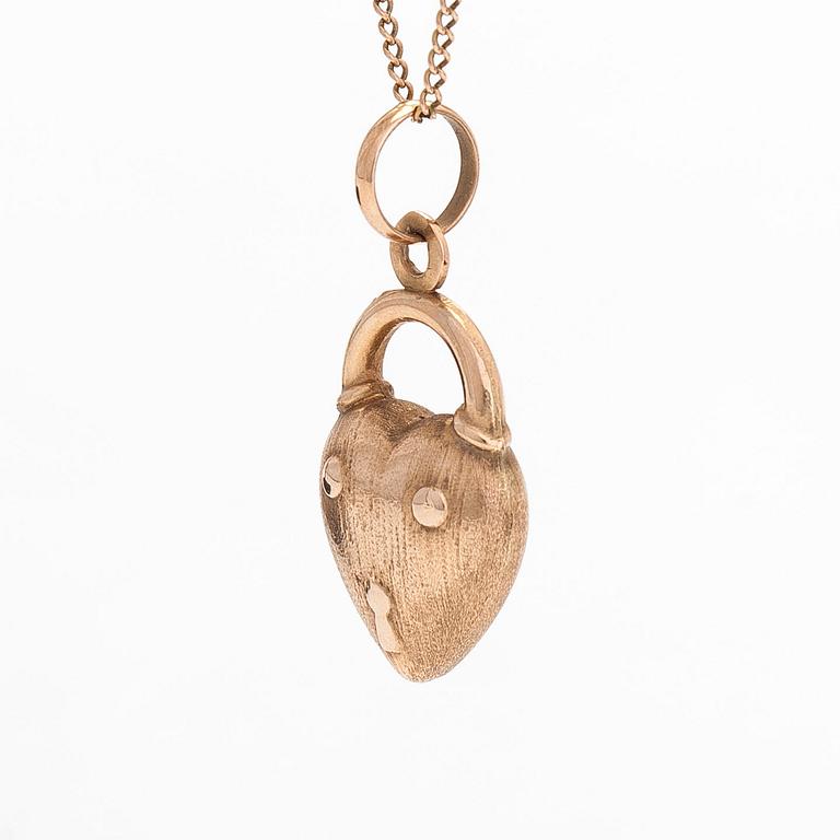 A 14K gold necklace with a heart pendant. Import marked Grün Huge & Co, Helsinki.