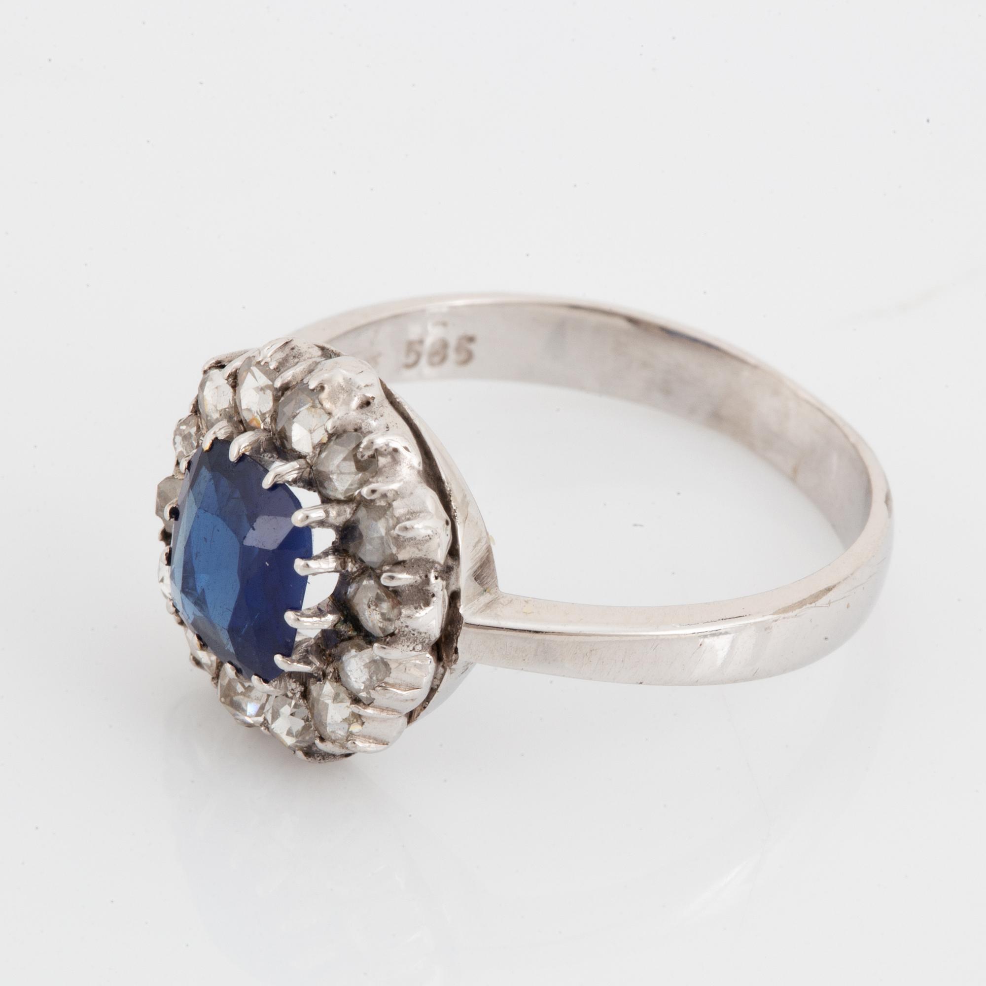 RING, Carmoséring med safir och rosenslipade diamanter.