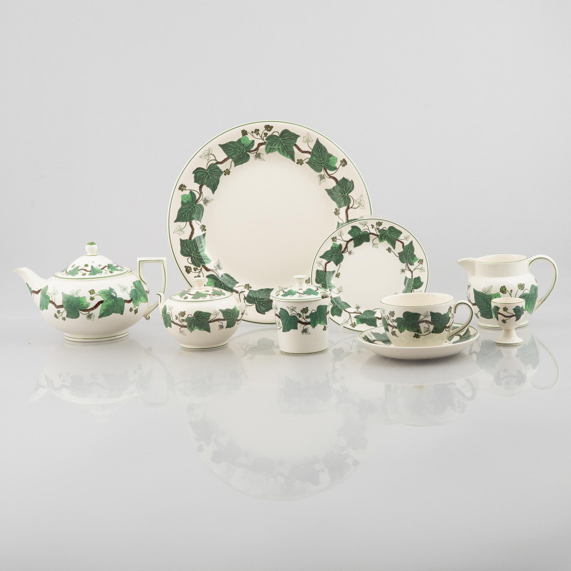 A "Napoleon Ivy" tea service, Wedgwood, England (26 pieces).