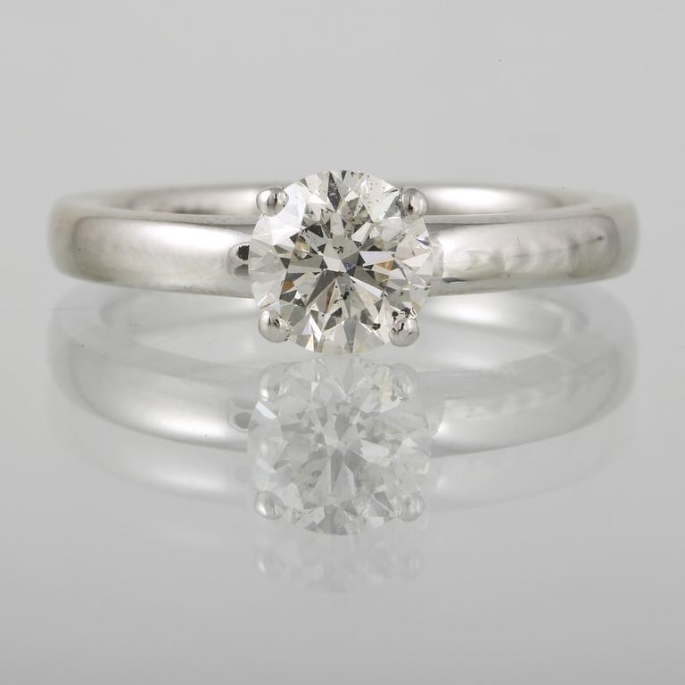 RING, 18K vitguld med briljantslipad diamant 1.02 ct. Vikt 5,0 gram.