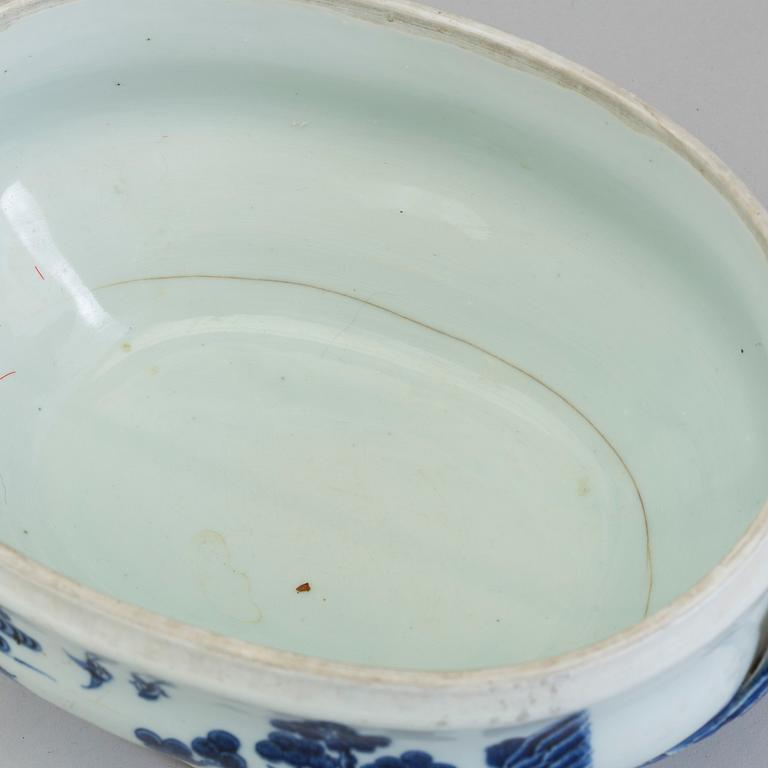 A blue and white tureen, Qing Dynasty, Qianlong (1736-95).