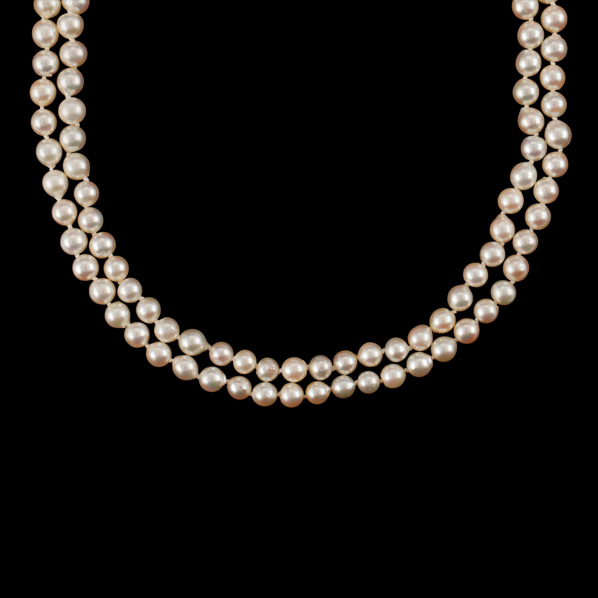 A cultured pearl necklace.